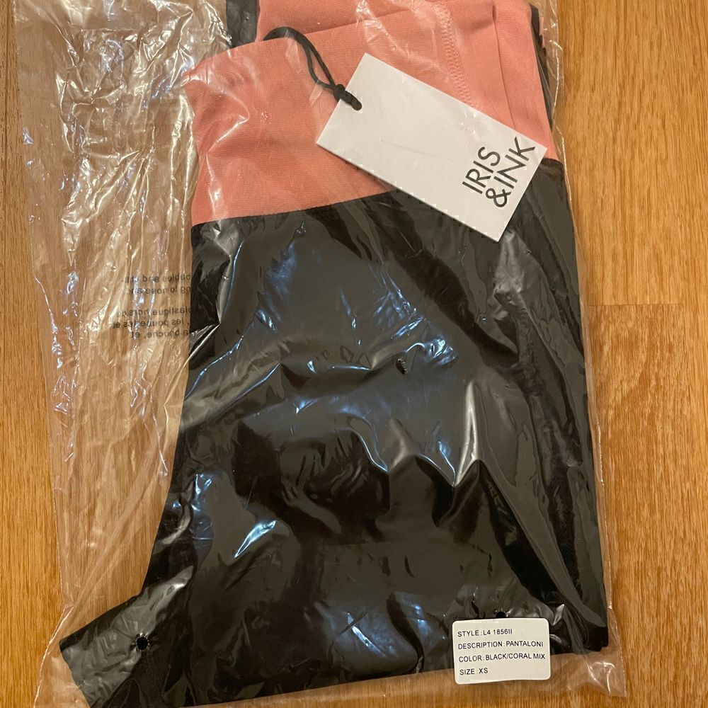 Iris and Ink NWT Coral Black Colorblock Stretch Leggings size XS - Picture 4 of 4